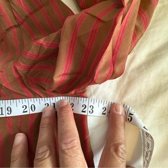 100%Silk Chantal Scall Tie-Neck Blouse -Made in Hong Kong-size 8 - Picture 7 of 9